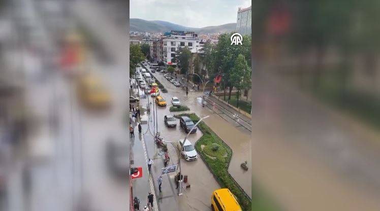 Bayburt'u sağanak vurdu! Cadde ve sokaklar göle döndü 17